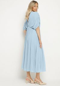 Born2be - Niebieska Sukienka Rozkloszowana z Wiązaniem na Szyi o Luźnym Kroju Napila. Okazja: na co dzień. Typ kołnierza: dekolt w kształcie V. Kolor: niebieski. Styl: casual, elegancki, klasyczny #5