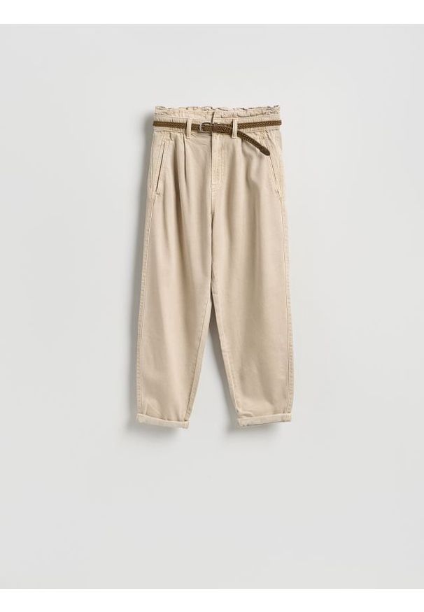 Reserved - Jeansy paperbag z paskiem - beżowy. Kolor: beżowy