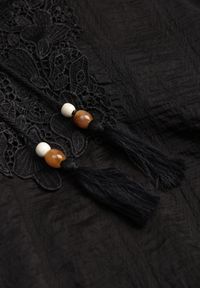 Renee - Czarna Wiązana Bluzka w Stylu Boho z Tencelu z Koralikami i Koronką Helotis. Okazja: na co dzień. Kolor: czarny. Materiał: koronka. Wzór: koronka. Styl: boho #6
