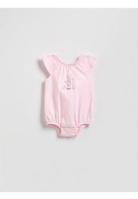 Reserved - Bawełniane body Kubuś Puchatek - pastelowy róż. Kolor: różowy. Materiał: bawełna. Wzór: motyw z bajki