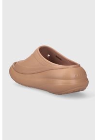 Crocs klapki Classic Crush Slide damskie kolor brązowy na platformie 208731. Kolor: brązowy. Materiał: materiał. Obcas: na platformie #5