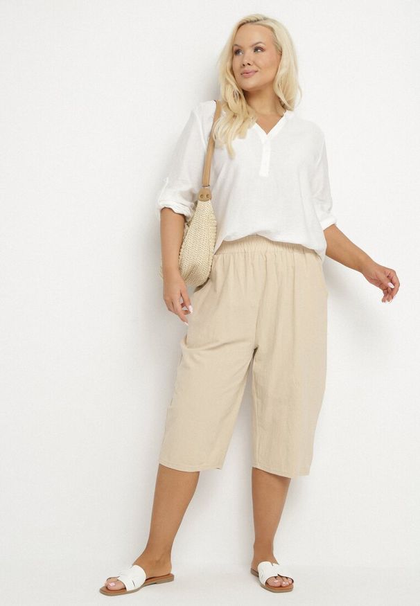 Born2be - Beżowe Luźne Spodnie z Bawełny z Wysokim Stanem 3/4 Lumelle. Okazja: na co dzień. Stan: podwyższony. Kolor: beżowy. Materiał: bawełna. Styl: casual, klasyczny