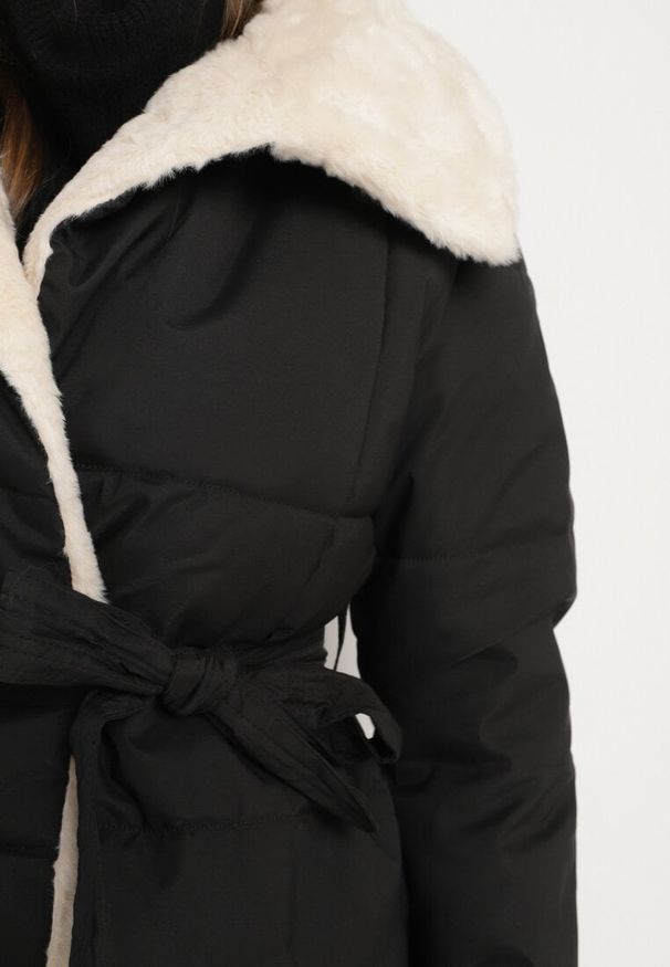 Born2be - Czarna Pikowana Kurtka z Futerkowym Kołnierzem i Wiązanym Paskiem Seratta. Okazja: na co dzień. Kolor: czarny. Materiał: jeans. Styl: elegancki, casual