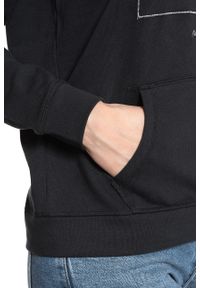 Mustang - BLUZA MUSTANG Bella H Structure CAVIAR 1008434 4132. Okazja: na co dzień, na randkę. Typ kołnierza: kaptur. Materiał: welur, dresówka, bawełna, dzianina, jeans, denim. Wzór: napisy, aplikacja. Sezon: lato. Styl: casual, retro, elegancki #10