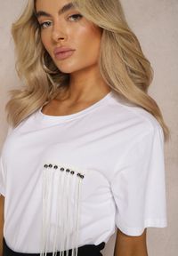 Renee - Biały T-shirt z Elastycznej Bawełny z Koralikami i Frędzlami Naleissa. Kolor: biały. Materiał: bawełna #4