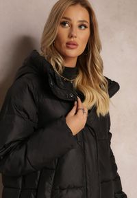 Renee - Czarna Kurtka za Kolano Pikowana z Kapturem Nafesa. Typ kołnierza: kaptur. Kolor: czarny. Styl: elegancki