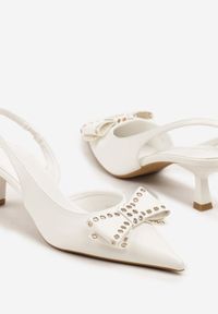 Renee - Białe Sandały Vices na Kaczuszce Slingback z Kokardą i Nitami Fennadia. Okazja: na co dzień, na spacer. Zapięcie: sprzączka. Kolor: biały. Materiał: jeans. Obcas: na szpilce. Styl: klasyczny, elegancki, casual. Wysokość obcasa: średni #4