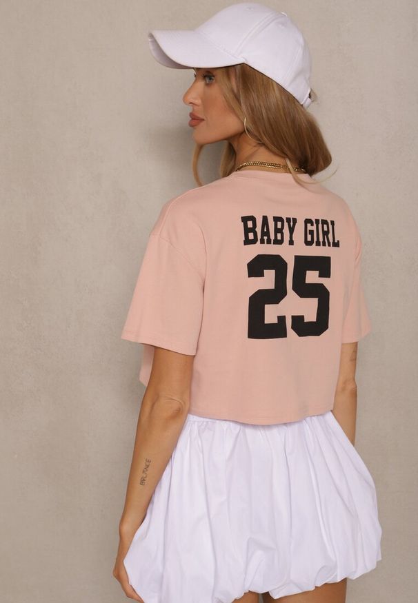 Renee - Ciemnoróżowy Krótki T-shirt z Bawełny o Kroju Oversize Zarvela. Okazja: na co dzień. Kolor: różowy. Materiał: bawełna. Długość: krótkie. Wzór: aplikacja. Styl: sportowy, elegancki, casual
