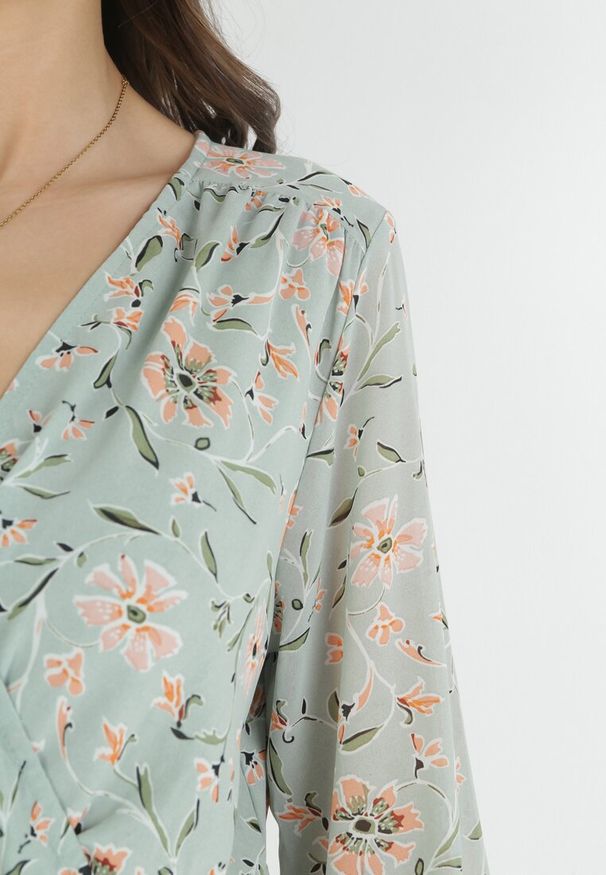 Born2be - Miętowa Sukienka Maxi z Gumką w Talii i Plisowanym Dółem Danora. Typ kołnierza: dekolt kopertowy. Kolor: miętowy. Długość rękawa: długi rękaw. Typ sukienki: kopertowe. Długość: maxi