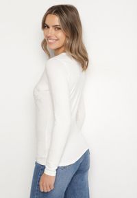 Born2be - Biała Bluzka z Bawełny Ozdobiona Cyrkoniowym Napisem Velutila. Okazja: na co dzień. Kolor: biały. Materiał: bawełna. Wzór: napisy, aplikacja. Styl: casual, elegancki #3