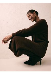 Reserved - Pluszowa spódnica midi - ciemnobrązowy. Kolor: brązowy. Materiał: dzianina #1