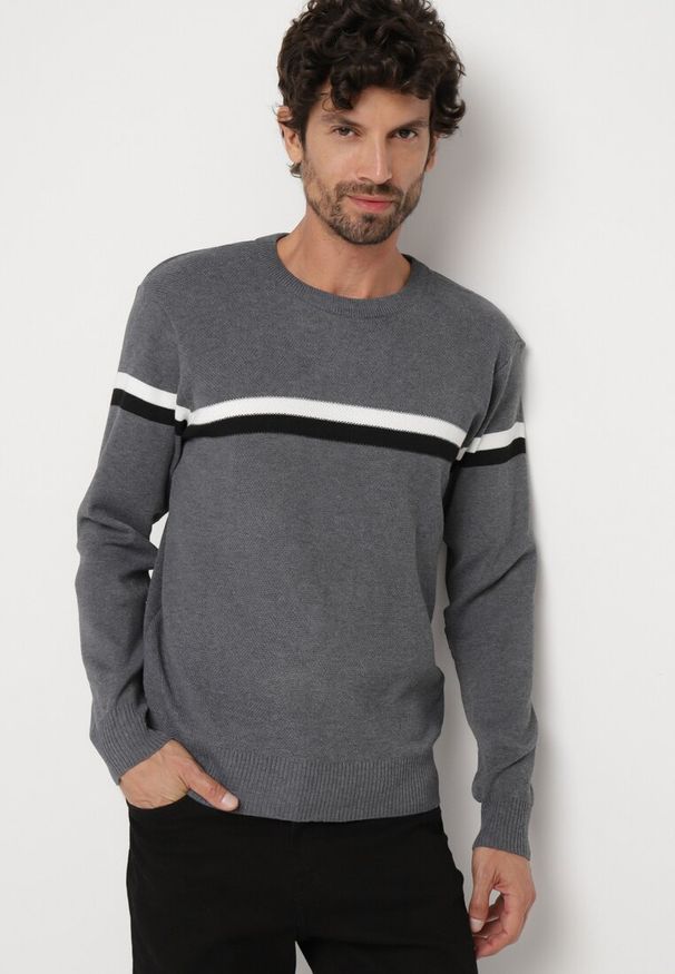 Born2be - Ciemnoszary Sweter z Wełną i Paskami Sailissa. Kolor: szary. Materiał: wełna. Wzór: paski. Styl: elegancki