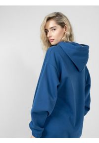 outhorn - Bluza oversize z kapturem damska - niebieska. Okazja: na co dzień. Typ kołnierza: kaptur. Kolor: niebieski. Materiał: dzianina, poliester, dresówka, bawełna. Wzór: nadruk. Styl: casual