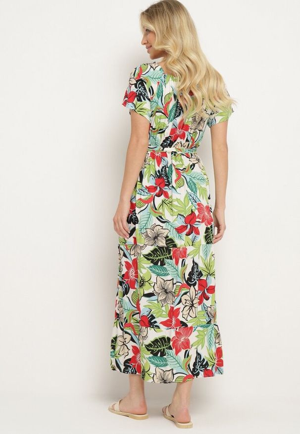 Born2be - Zielono-Różowa Sukienka z Wiskozy w Kwiaty Rozkloszowana Wiązana w Talii Quilbia. Okazja: na spacer, na plażę. Typ kołnierza: dekolt hiszpanka. Kolor: biały. Materiał: wiskoza. Długość rękawa: krótki rękaw. Wzór: kwiaty. Sezon: lato