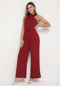 Born2be - Bordowy Taliowany Kombinezon Ozdobiony Paskiem Dollivia. Okazja: na co dzień. Kolor: czerwony. Wzór: aplikacja. Styl: elegancki, casual #1