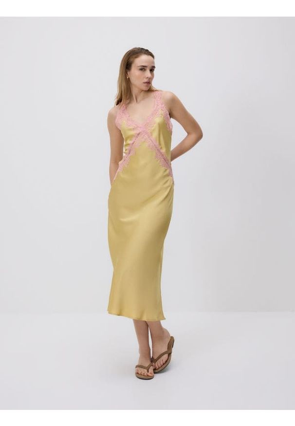 Reserved - Sukienka z koronką - musztardowy. Kolor: żółty. Materiał: koronka. Wzór: koronka. Typ sukienki: proste