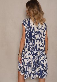 Renee - Niebieska Sukienka z Bawełny Ozdobiona Abstrakcyjnym Motywem Lisovia. Okazja: na co dzień. Kolor: niebieski. Materiał: bawełna. Wzór: aplikacja. Sezon: lato. Styl: casual #3