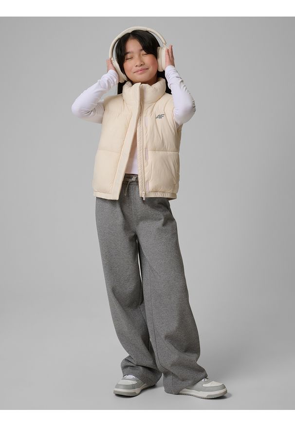 4f - 4F Bezrękawnik z wypełnieniem syntetycznym dziewczęcy - beżowy 146 (10-11 lat). Okazja: na spacer, na co dzień, na uczelnię. Typ kołnierza: kołnierzyk stójkowy. Kolor: beżowy. Materiał: syntetyk. Długość rękawa: bez rękawów. Sezon: lato. Styl: casual