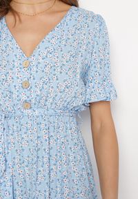 Born2be - Niebieska Sukienka Mini z Wiskozy Ozdobiona Falbanką w Kwiatowy Wzór Ravenina. Okazja: na randkę, na co dzień. Kolor: niebieski. Materiał: wiskoza. Wzór: kwiaty, aplikacja. Typ sukienki: proste. Styl: casual. Długość: mini #4