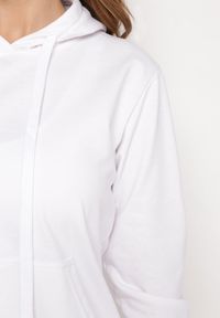 Born2be - Biała Bluza Zakładana przez Głowę z Kapturem i Kieszenią Typu Kangur Roveria. Typ kołnierza: kaptur. Kolor: biały. Materiał: dzianina #3