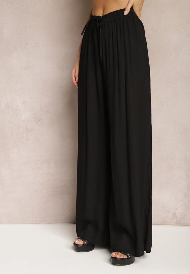 Renee - Czarne Wiskozowe Spodnie Szerokie z Gumką i Sznurkiem w Pasie Tarallia. Okazja: na co dzień. Kolor: czarny. Materiał: wiskoza. Styl: elegancki, casual
