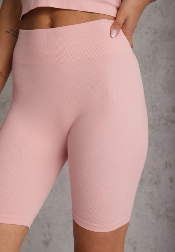 Renee - Różowe Elastyczne Szorty Biker High Waist Diovien. Okazja: na co dzień. Stan: podwyższony. Kolor: różowy. Materiał: prążkowany. Długość: krótkie. Styl: casual