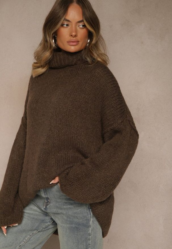 Renee - Brązowy Golf o Kroju Oversize z Wełną i Moherem Temirali. Okazja: na co dzień. Typ kołnierza: golf. Kolor: brązowy. Materiał: wełna, moher. Styl: casual, elegancki