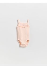 Reserved - Body na ramiączkach z motywem kwiatowym - pastelowy róż. Kolor: różowy. Materiał: włókno, bawełna. Wzór: kwiaty