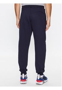 GANT - Gant Spodnie dresowe Reg Tonal Shield Pants 2039023 Granatowy Regular Fit. Kolor: niebieski. Materiał: bawełna #5