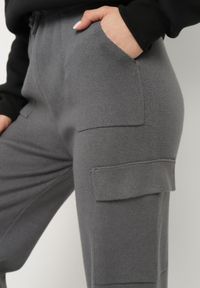 Born2be - Ciemnoszare Dzianinowe Spodnie o Szerokim Kroju z Gumką w Pasie i Kieszeniami Emarissea. Okazja: na co dzień. Kolor: szary. Materiał: dzianina. Styl: casual, elegancki, wizytowy #5