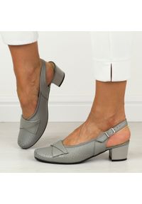 Szare skórzane ażurowe Polskie czółenka damskie na obcasie Gregors 915. Okazja: na co dzień. Nosek buta: okrągły. Zapięcie: pasek. Kolor: szary. Wzór: ażurowy. Materiał: skóra. Sezon: wiosna, lato. Obcas: na obcasie. Styl: elegancki, klasyczny, casual. Wysokość obcasa: średni #1