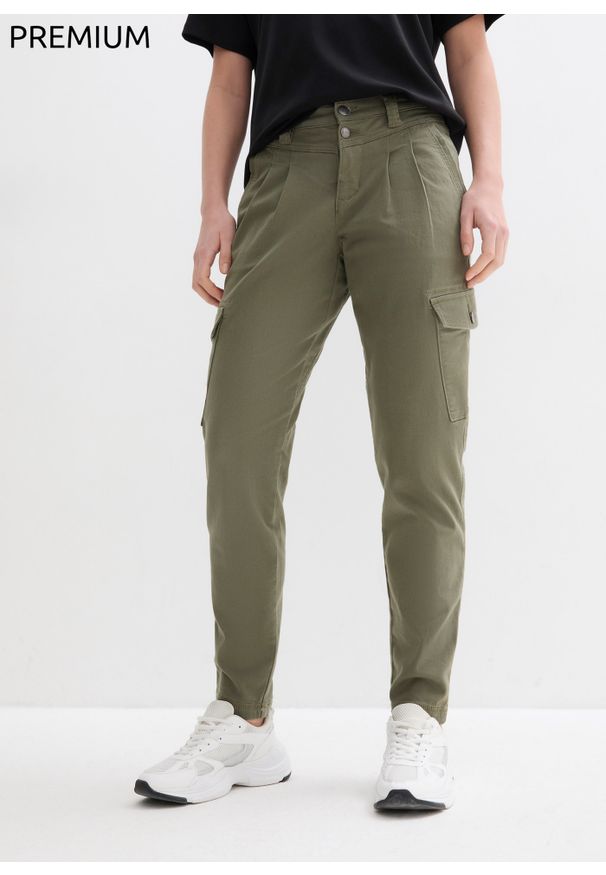 bonprix - Spodnie bojówki Essential. Kolor: zielony. Materiał: bawełna