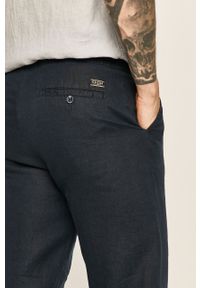 Guess Jeans - Spodnie. Kolor: niebieski. Materiał: bawełna, jeans, materiał, tkanina, len, poliester. Wzór: gładki #3