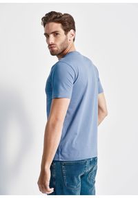 Ochnik - Niebieski T-shirt męski z logo marki OCHNIK. Kolor: niebieski. Materiał: bawełna