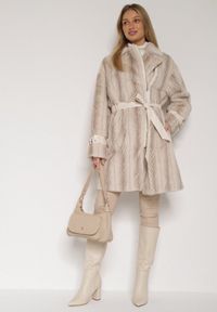 Born2be - Jasnobeżowy Futrzany Płaszcz z Wiązanym Paskiem i Ozdobnymi Sprzączkami Felryna. Okazja: na co dzień. Kolor: beżowy. Materiał: futro. Styl: klasyczny, casual, elegancki #3