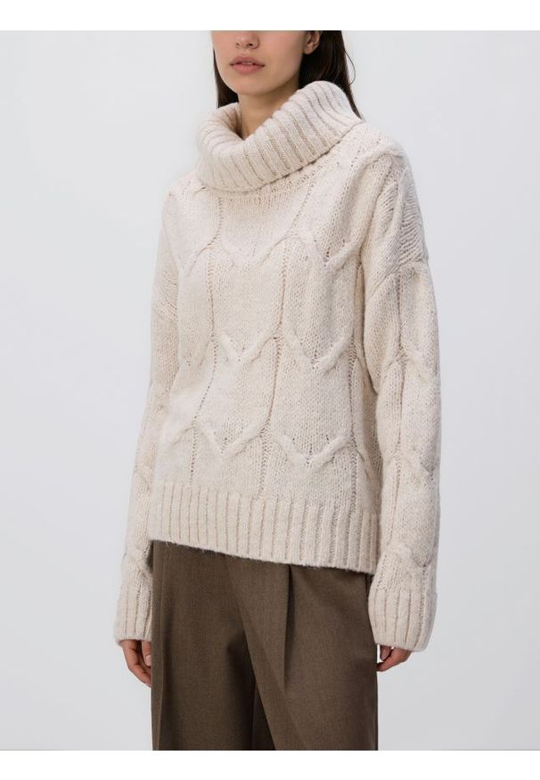 Reserved - Golf z domieszką wełny - kremowy. Typ kołnierza: golf. Kolor: kremowy. Materiał: wełna