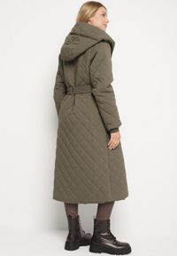 Born2be - Ciemnobeżowa Pikowana Kurtka Przejściowa z Kapturem i Wiązanym Paskiem Vonella. Okazja: na spotkanie biznesowe, na co dzień, do pracy, na spacer. Typ kołnierza: kaptur. Kolekcja: plus size. Kolor: beżowy. Materiał: jeans. Styl: biznesowy, klasyczny, casual, elegancki #6