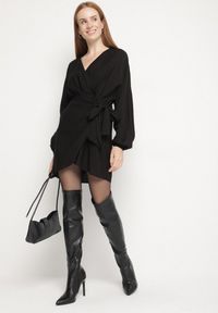 Born2be - Czarna Wiskozowa Sukienka Kopertowa z Wiązaniem i Bufiastymi Rękawami Onevia. Okazja: na co dzień. Kolor: czarny. Materiał: wiskoza. Typ sukienki: kopertowe. Styl: casual, klasyczny #4