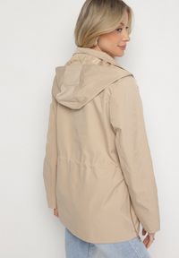 Born2be - Beżowa Kurtka Parka z Odpinanym Kapturem i Ozdobnymi Suwakami Velotia. Okazja: na co dzień. Kolor: beżowy. Materiał: koronka, jeans. Długość rękawa: długi rękaw. Długość: długie. Wzór: koronka. Styl: klasyczny, casual, elegancki #4