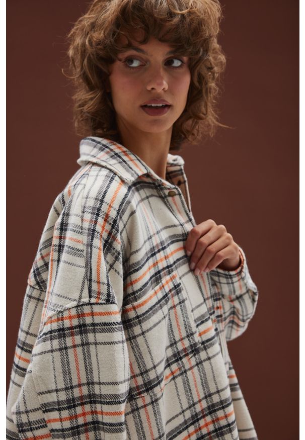 Marsala - Koszula typu oversize w kratę BEŻOWO POMARAŃCZOWĄ - RENO-M/L. Kolor: pomarańczowy, wielokolorowy, beżowy. Materiał: tkanina, bawełna. Długość rękawa: długi rękaw. Długość: długie. Styl: klasyczny