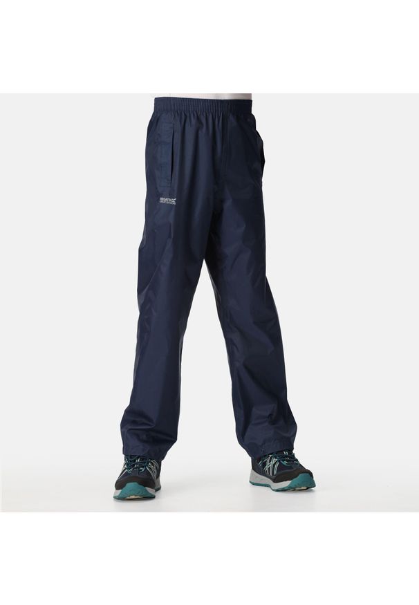 Regatta - Dziecięce spodnie przeciwdeszczowe Pack It granatowe. Kolor: niebieski. Materiał: materiał. Sezon: lato. Sport: turystyka piesza