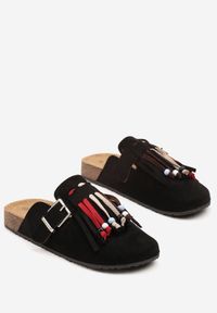Renee - Czarne Klapki Mule z Oryginalnym Zdobieniem z Frędzlami Beladde. Okazja: na plażę. Kolor: czarny. Materiał: len, jeans. Wzór: aplikacja. Styl: boho