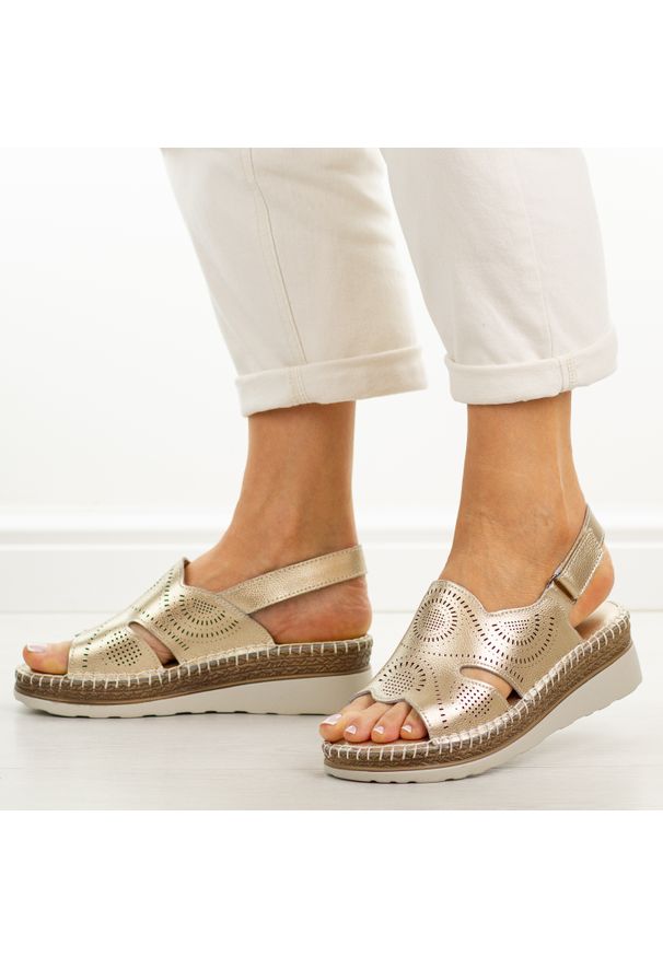 Złote skórzane sandały damskie na koturnie S.Barski 5916. Okazja: na co dzień. Zapięcie: rzepy. Kolor: biały. Materiał: skóra. Sezon: wiosna, lato. Obcas: na koturnie. Styl: casual