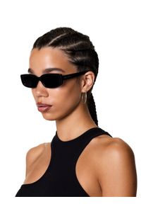 Kazar - Czarne okulary przeciwsłoneczne o prostokątnym kształcie. Kształt: prostokątne. Kolor: czarny. Materiał: materiał #9