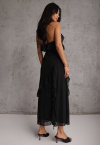 Renee - Czarna Elegancka Sukienka z Taliowaniem Wiązana na Plecach z Falbankami Ocyparia. Okazja: na imprezę. Typ kołnierza: kołnierz z falbankami. Kolor: czarny. Styl: elegancki #2