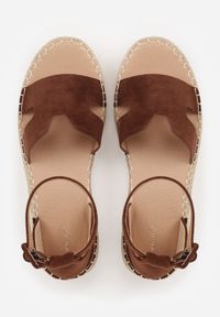 Born2be - Ciemnobrązowe Sandały VICES na Plecionym Koturnie Ozdobione Wycięciami Cirilea. Okazja: na co dzień, na spacer. Zapięcie: sprzączka. Kolor: brązowy. Wzór: aplikacja. Sezon: lato. Obcas: na koturnie. Styl: casual, klasyczny, elegancki #5