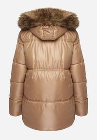 Born2be - Ciemnobeżowa Kurtka Pikowana z Kapturem z Odpinanym Futerkiem i Dłuższym Tyłem Clorina. Okazja: na co dzień. Typ kołnierza: kaptur. Kolor: brązowy. Materiał: futro. Długość: długie. Wzór: aplikacja. Styl: klasyczny, casual, elegancki #7