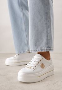 Born2be - Białe Sneakersy na Koturnie ze Skóry Naturalnej z Ozdobami Choko. Okazja: na co dzień. Kolor: biały. Materiał: skóra. Wzór: aplikacja. Obcas: na koturnie #1
