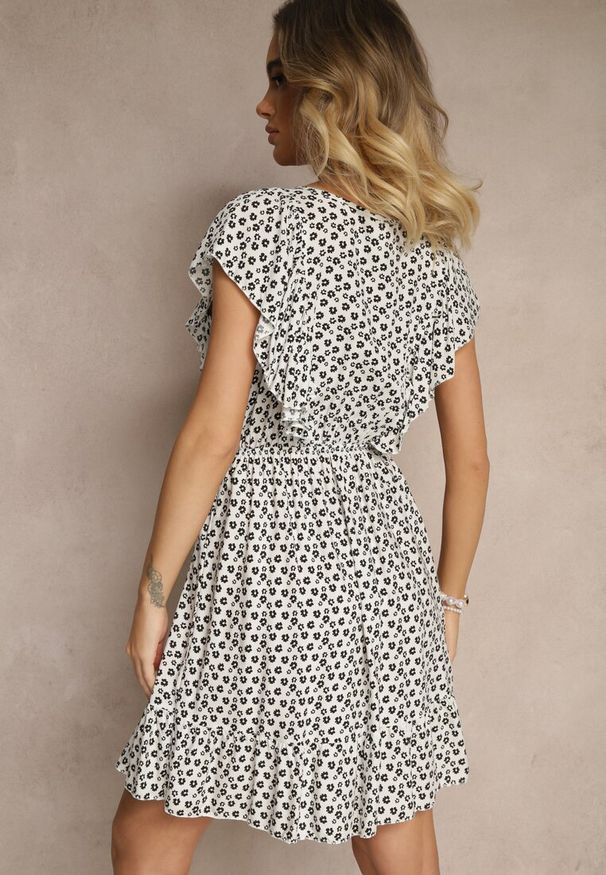 Renee - Biała Bawełniana Sukienka o Rozkloszowanym Kroju z Guzikami w Kwiatowy Wzór Roniva. Okazja: na co dzień, na imprezę. Kolor: biały. Materiał: bawełna. Wzór: kwiaty. Sezon: lato. Typ sukienki: rozkloszowane, proste. Styl: casual