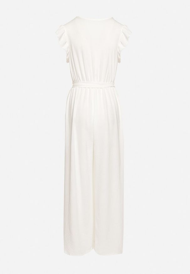 Born2be - Biały Taliowany Kombinezon Koktajlowy z Paskiem w Talii i Falbanami przy Ramionach Vimarine. Okazja: na imprezę. Kolor: biały. Materiał: jeans. Styl: wizytowy